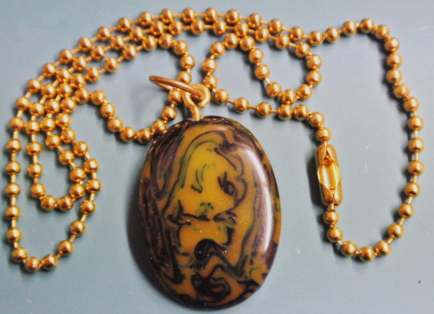 Vintage 1950S Bakelit Anhänger Halskette Verwirbelte Grüne & Gelbe Perle, Messingkette von NORDICARTRETRO