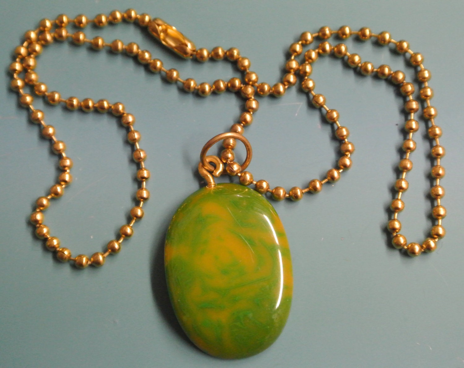 Vintage 1950S Bakelit Anhänger Halskette Wirbeln Gelb Grüne Perle, Messingkette von NORDICARTRETRO