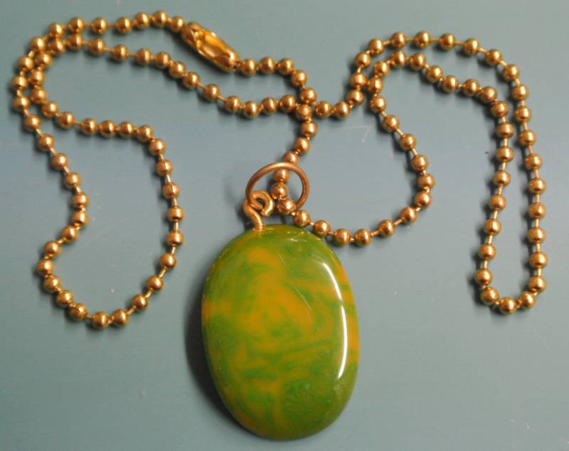 Vintage 1950S Bakelit Anhänger Halskette Wirbeln Gelb Grüne Perle, Messingkette von NORDICARTRETRO