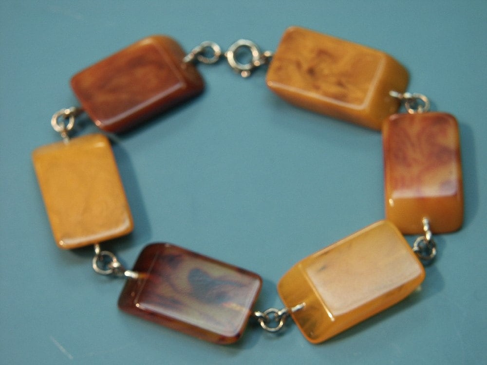 Vintage 1950S Bakelit Armband Braune & Gelbe Wirbelperlen von NORDICARTRETRO
