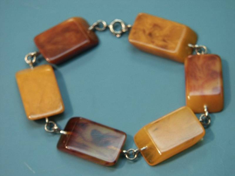 Vintage 1950S Bakelit Armband Braune & Gelbe Wirbelperlen von NORDICARTRETRO