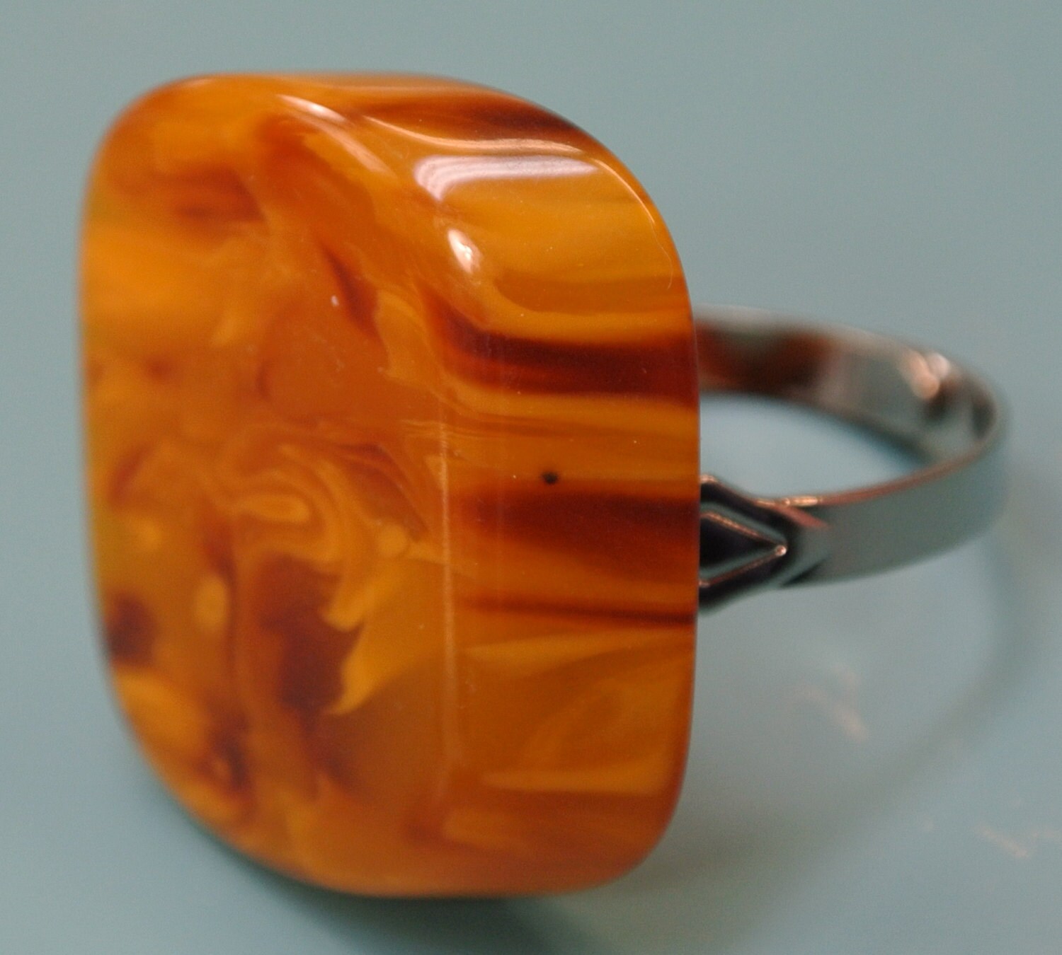 Vintage 50Er Jahre Bakelit Ring Gold Braun Swirl, Verstellbar von NORDICARTRETRO