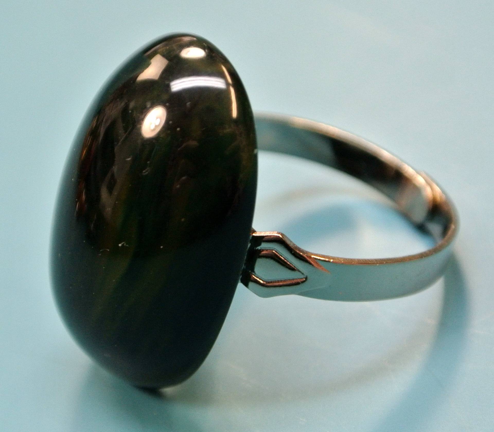 Vintage 1950S Bakelit Ring Verstellbare Grüne Perle von NORDICARTRETRO