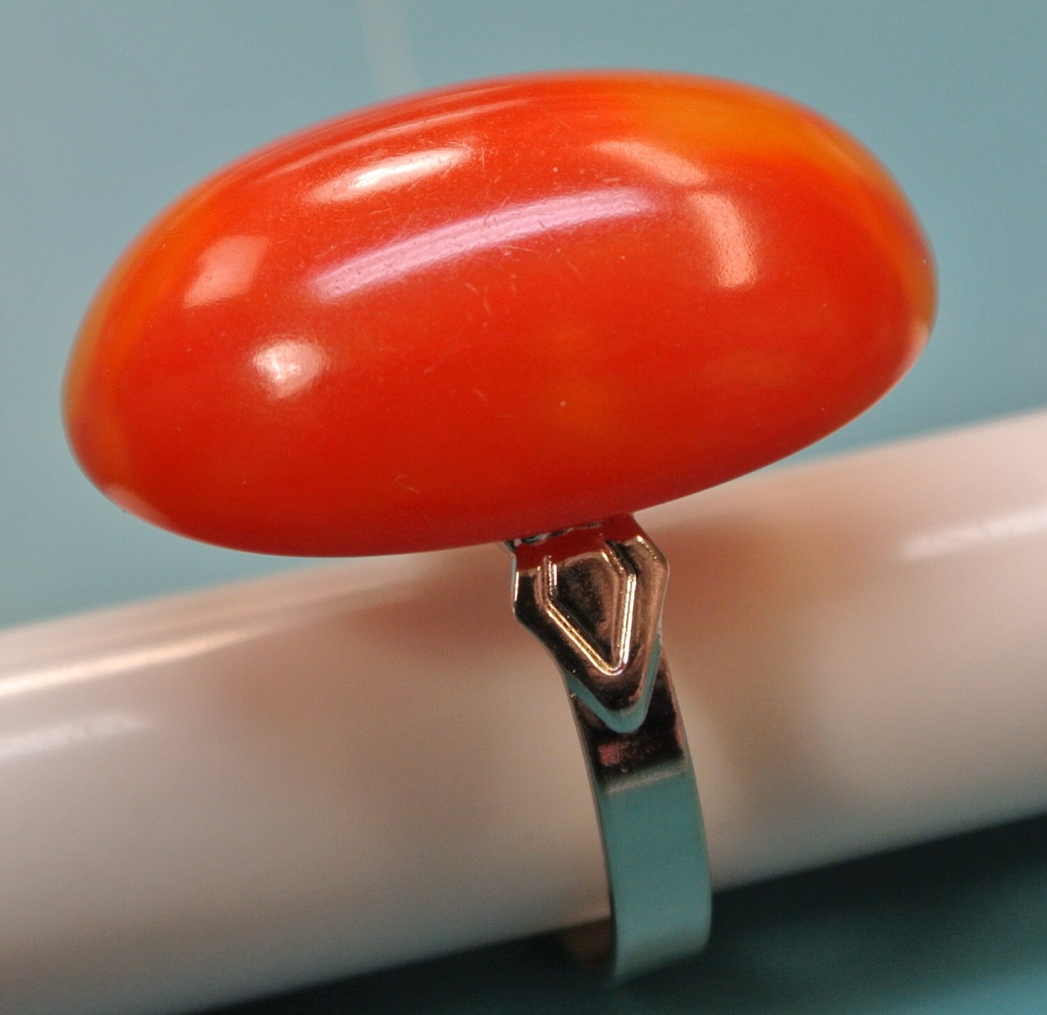 Vintage 1950S Bakelit Ring Mit Verstellbarem Silberfarbenem Band von NORDICARTRETRO