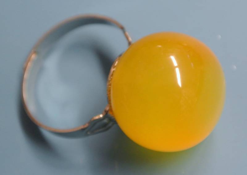 Verstellbarer Silberfarbener Metallring Mit Echter Vintage 1950S Hellgelber Mondglänzender Kunststoffkugelperle von NORDICARTRETRO