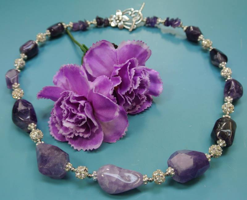 Einzigartige Einzigartige Graduierte Lila Amethyst Edelstein Halskette Mit Silberfarbe Metall/strass Perle Abstandshalter von NORDICARTRETRO