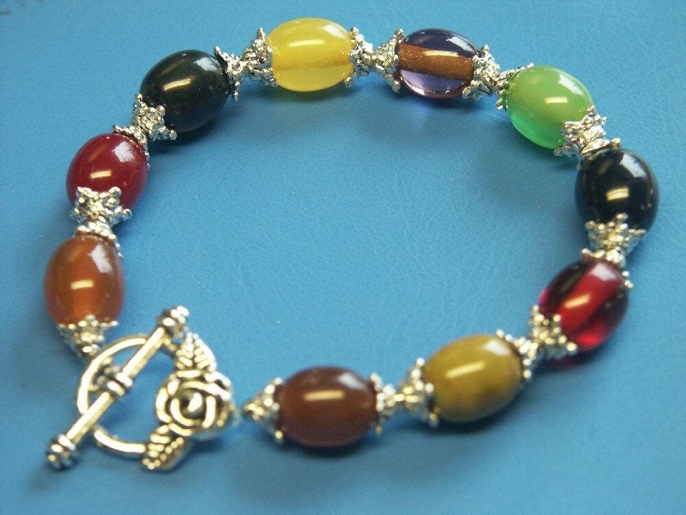 Vintage 1940S Bakelit Perlenarmband Mit Mehrfarbigem Rosenverschluss von NORDICARTRETRO