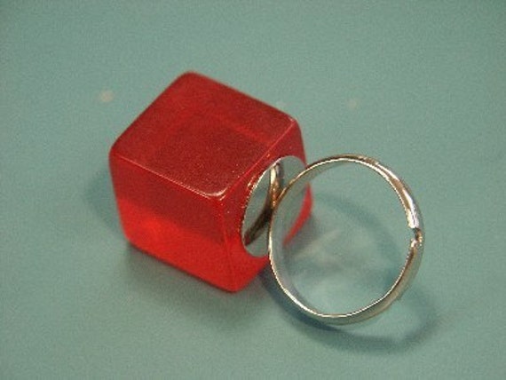 Vintage 1950S Bakelit Ring Durchscheinender Roter Würfel, Verstellbares Band von NORDICARTRETRO