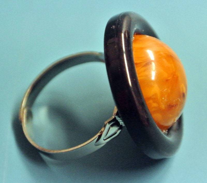 Vintage 1950S Bakelit Kügelchenring Verstellbares Silberfarbenes Metall von NORDICARTRETRO