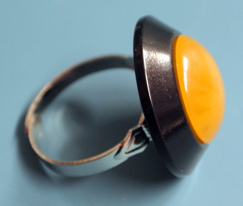 Vintage 1950S Bakelit Kügelchenring Verstellbares Silberfarbenes Metall von NORDICARTRETRO