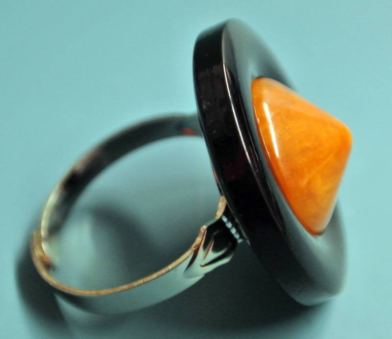 1950S Vintage Bakelit Ring Gewirbeltes Gold Braun & Schwarze Perle von NORDICARTRETRO