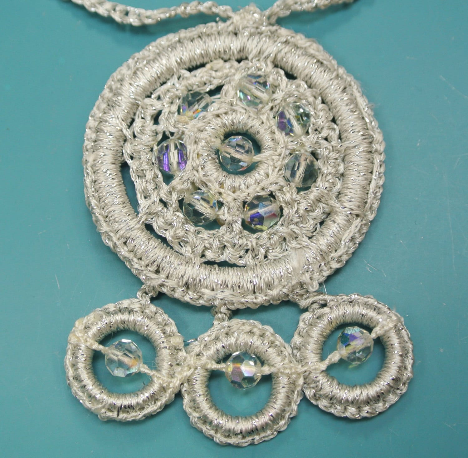 Gehäkelte Silber Baumwolle Anhänger Halskette Mit Ab Kristallperlen von NORDICARTRETRO