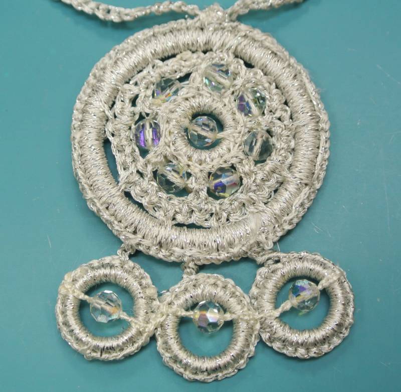 Gehäkelte Silber Baumwolle Anhänger Halskette Mit Ab Kristallperlen von NORDICARTRETRO