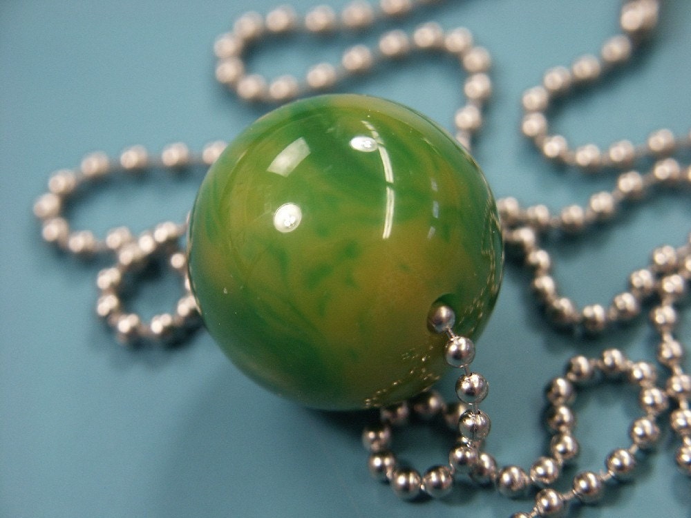 Vintage 1950S Bakelit Kugelkette Grasgrüne Kugelkette von NORDICARTRETRO