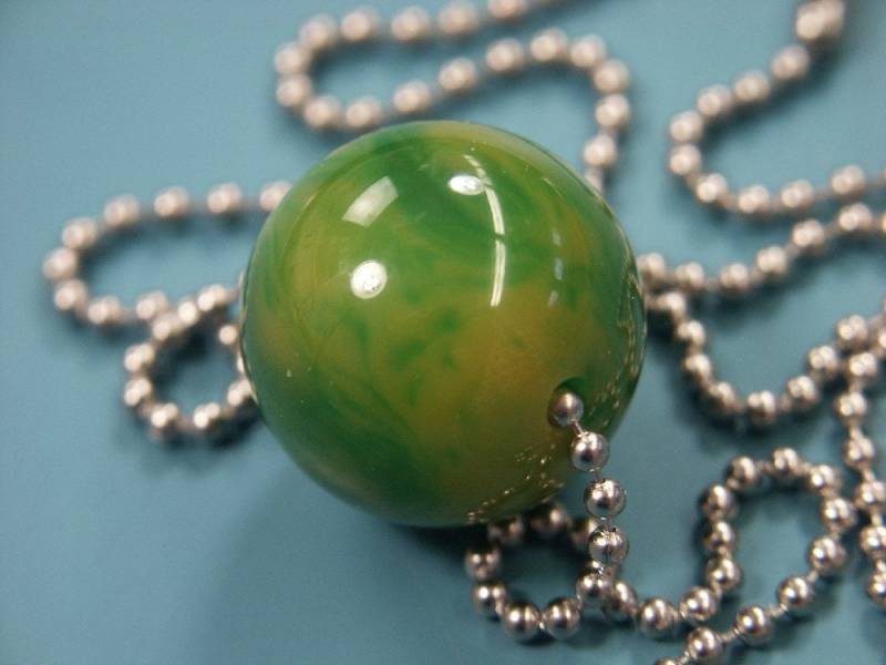 Vintage 1950S Bakelit Kugelkette Grasgrüne Kugelkette von NORDICARTRETRO