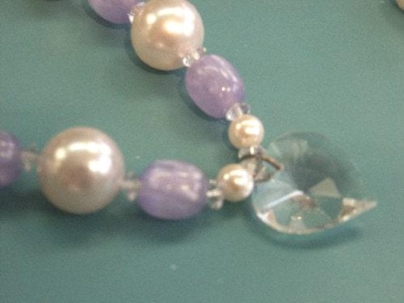 Handgemachte Perlenkette Faux Perlmutt Perlen, Flieder Facettiertes Glas Herz von NORDICARTRETRO