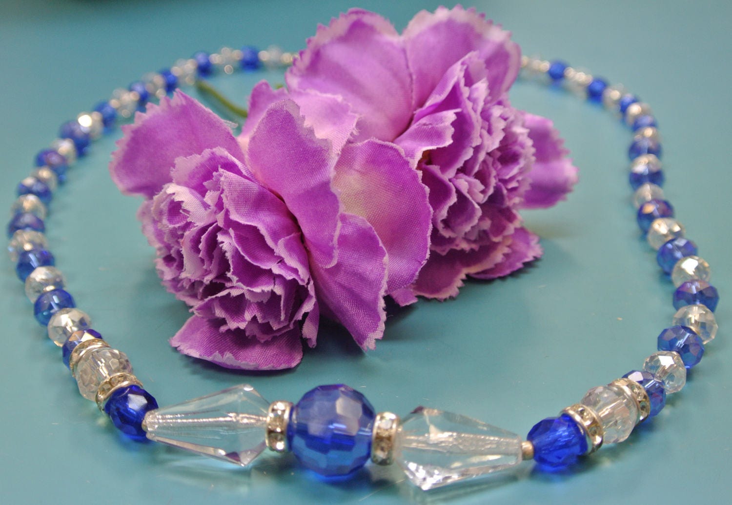 Abgestufte Kristallperlenkette Blaues & Klares, Facettiertes Design von NORDICARTRETRO