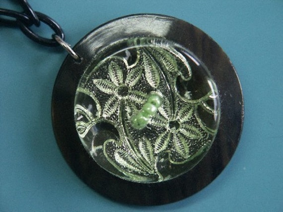 Einzigartige Verstellbare Halskette Mit Genuin Vintage 1950Er Jahre Ornamentierte Harz Knopf Anhänger Einzigartige Verstellbare Halskette Mit Genuin Vintage 1950Er Jahre Ornamentierte Harz Knopf Anhänger von NORDICARTRETRO