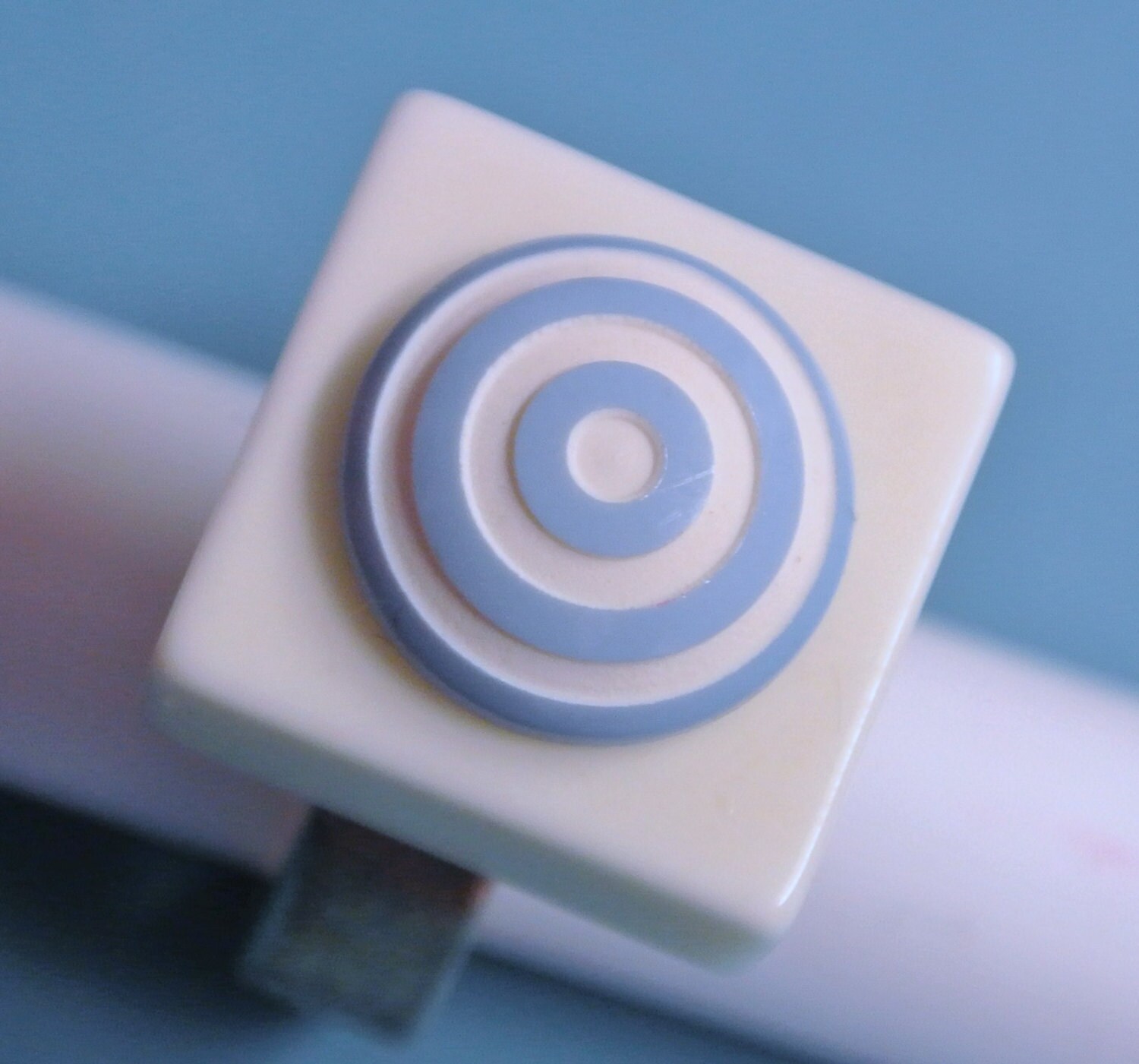 1950S Bakelit Ring Hellblauer Kreis Auf Weißem Grund, Verstellbares Band von NORDICARTRETRO