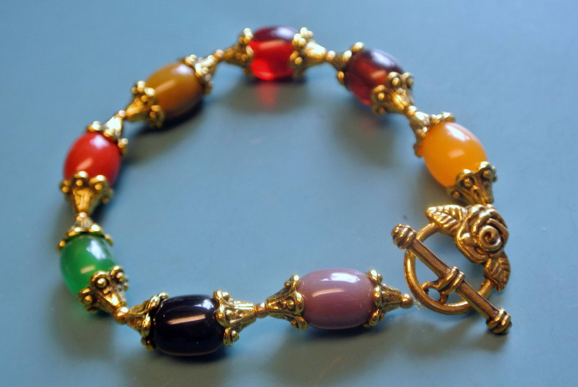 Vintage 1940S Bakelit Perlenarmband Mit Mehrfarbigem Rosenverschluss von NORDICARTRETRO