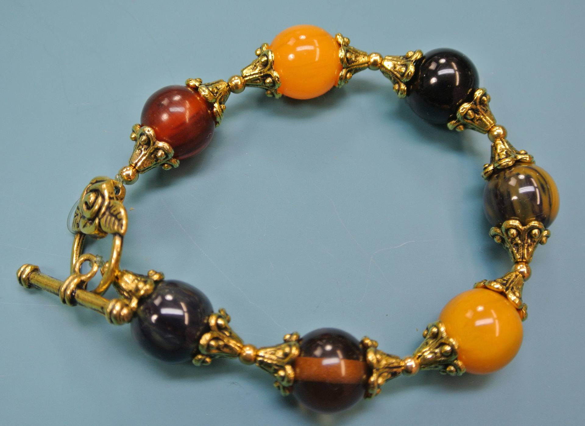 Vintage 1940S Bakelit Perlenarmband Multicolor Knebelverschluss von NORDICARTRETRO