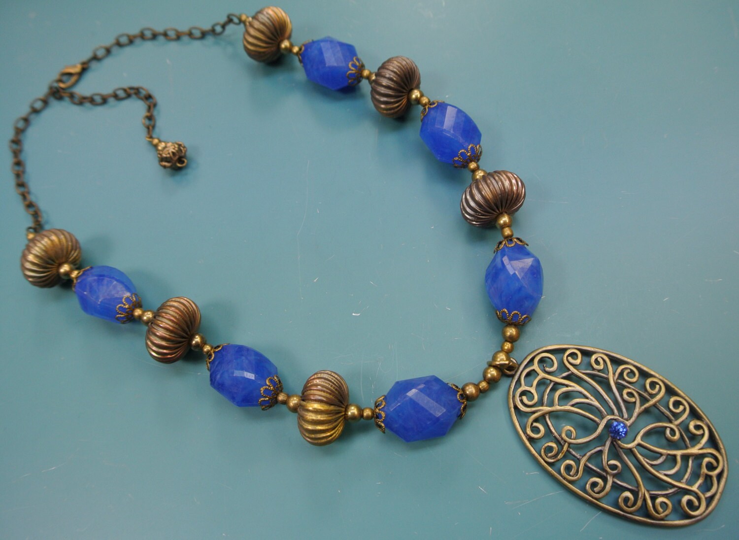 Handgemachte Verstellbare Messing Anhänger Halskette Blaue Kunststoff Perle Ornament von NORDICARTRETRO
