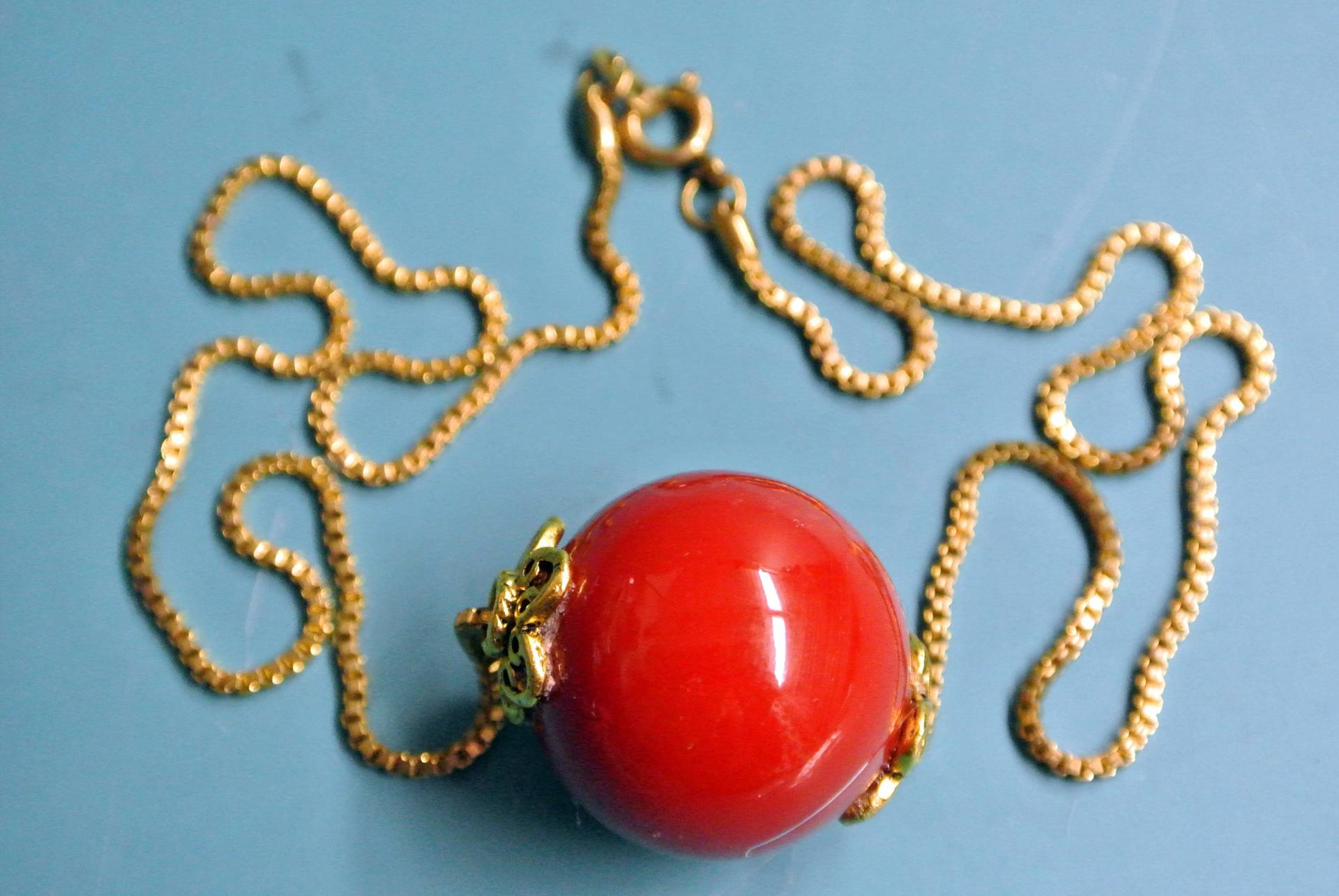 Vintage 1940S Bakelit Perlenkette Rote Kunststoffperle, Messingkette von NORDICARTRETRO