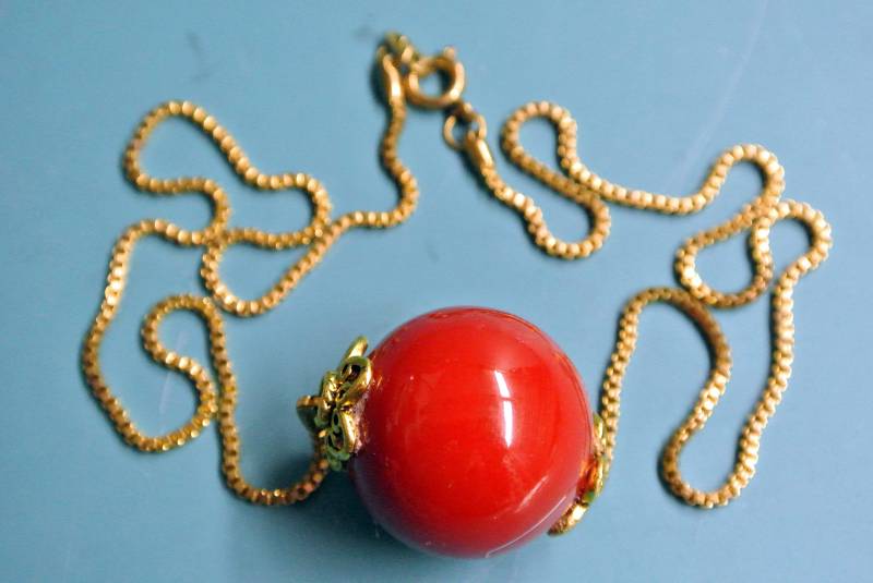 Vintage 1940S Bakelit Perlenkette Rote Kunststoffperle, Messingkette von NORDICARTRETRO