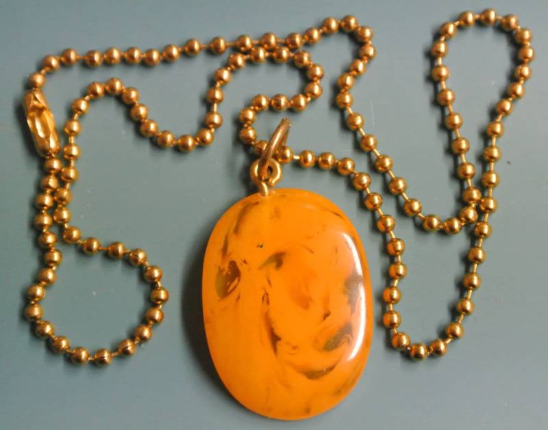 Vintage 1950S Bakelit Anhänger Halskette Gelber Kunststoff, Messingkette Gewirbelt von NORDICARTRETRO