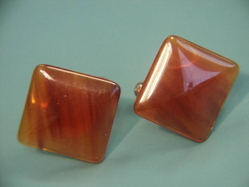 Paar Manschettenknöpfe Mit Echten Geprüften Vintage 1950Er Jahren Halbtransluzent Leicht Verwirbelte Bernsteinbraune Bakelit Kunststoffperlen Paar Manschettenknöpfe Mit Echten Geprüften Vintage 1950Er Jahren Halbtransluzent Leicht Verwirbelte Bernsteinbraune Bakelit Kunststoffperlen von NORDICARTRETRO