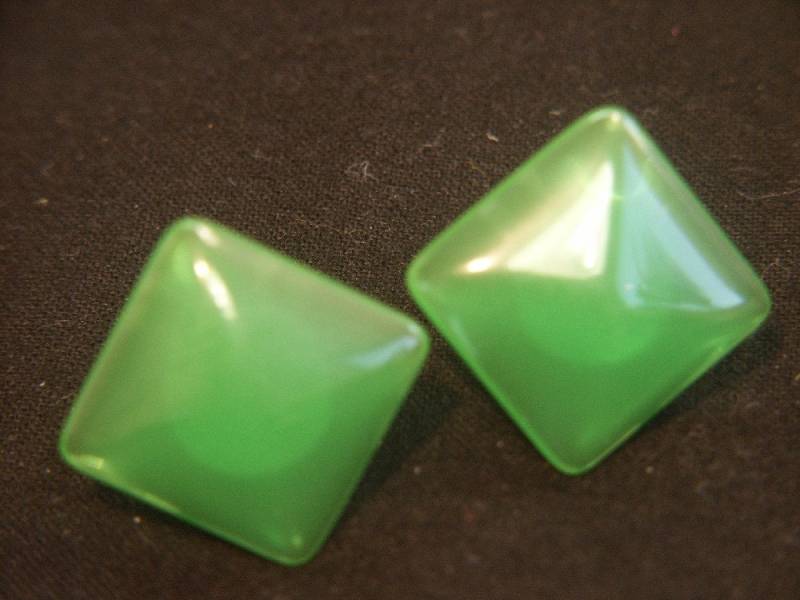 Paar Manschettenknöpfe Mit Echten Getestet Vintage 1950Er Jahre Transluzente Gras Grün Bakelit Kunststoff Perlen Und Silberfarbe Metallteile Paar Manschettenknöpfe Mit Echten Getestet Vintage 1950Er Jahre Transluzente Gras Grün Bakelit Kunststoff Perlen Und Silberfarbe Metallteile von NORDICARTRETRO