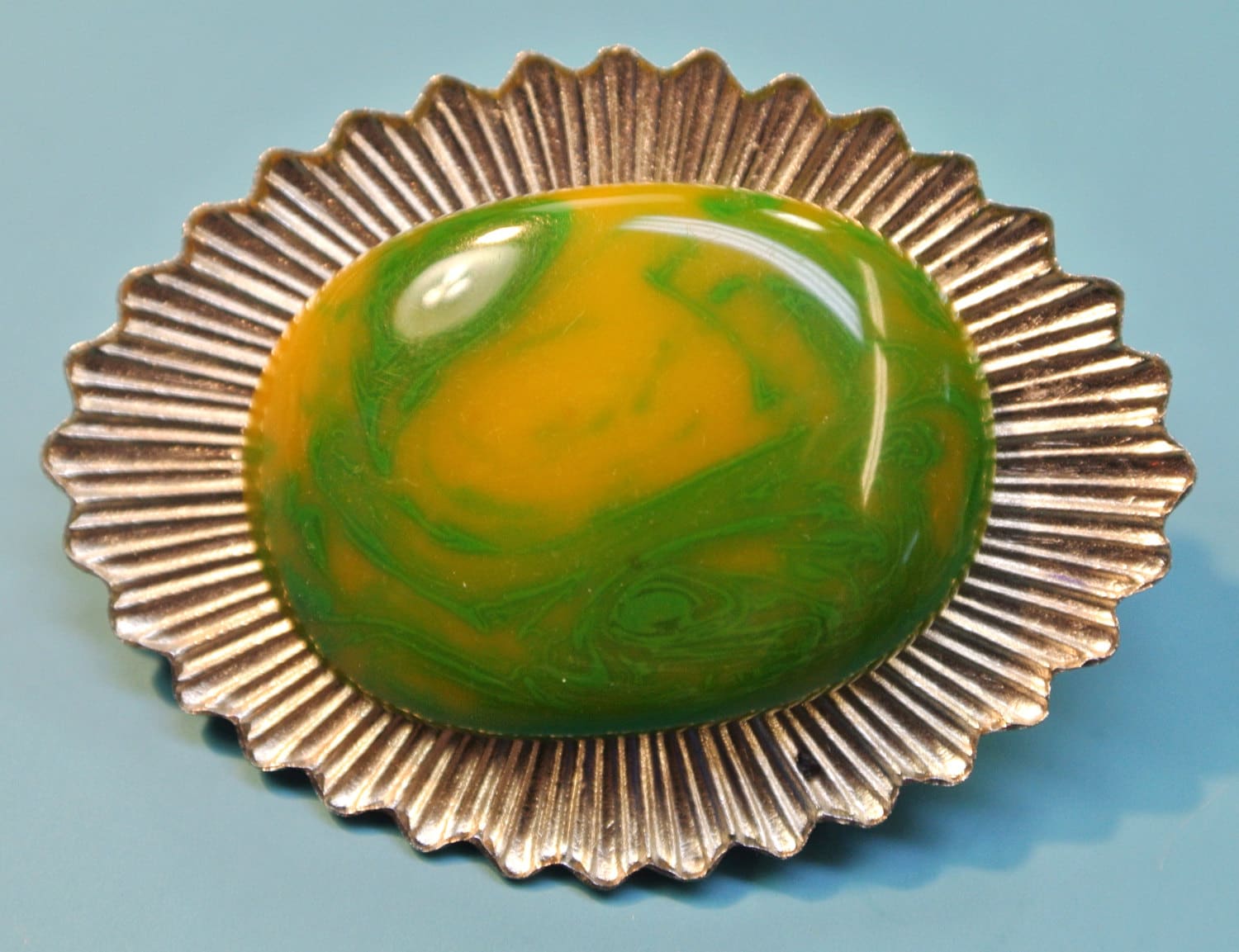 Seltene Einzigartige Unikat Brosche Mit Echten Geprüften Vintage 1950Er Jahre Oval Marmoriert Grün/ Butterschotch Gelb Bakelit Kunststoff Cabuchon Seltene Einzigartige Unikat Brosche Mit Echten Geprüften Vintage 1950Er Jahre Oval Marmoriert Grün/ Butterschotch Gelb Bakelit Kunststoff Cabuchon von NORDICARTRETRO