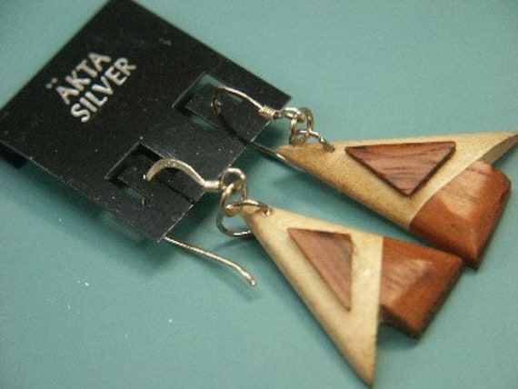 Ungewöhnliche Handgearbeitete Ohrhänger Aus Laminiertem Teakholz Mit Gestempelten 925Er Silberohrhaken von NORDICARTRETRO