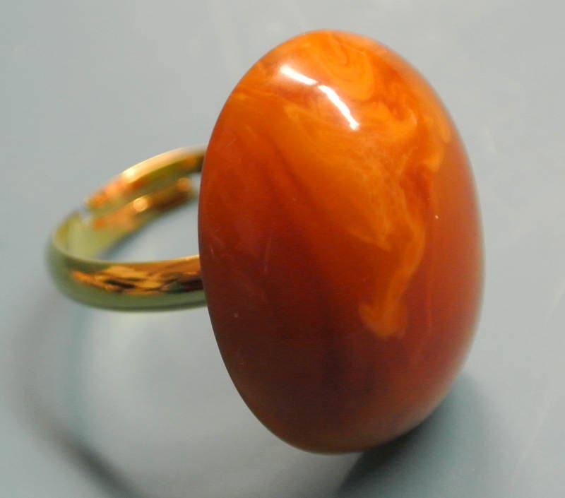 Vintage 1950S Bakelite Ring Goldene Perle, Verstellbares Band von NORDICARTRETRO