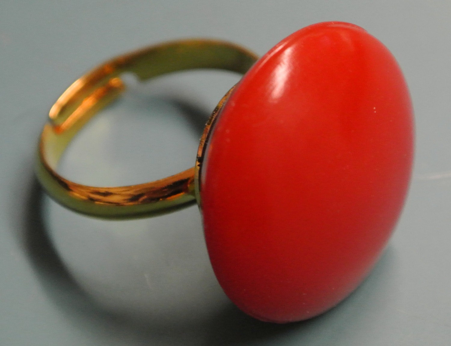 Verstellbare Goldcolor Ring Mit Echte Getestet Opak Runde Vintage 1950Er Jahre Leuchtend Rot Kunststoff Perle von NORDICARTRETRO