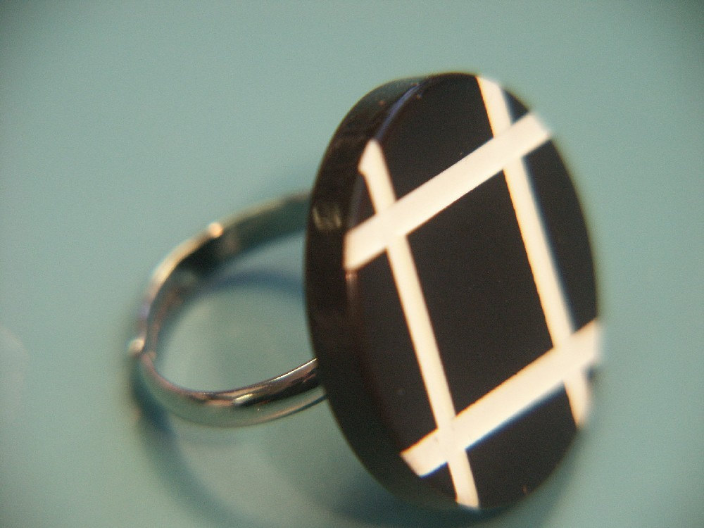 Verstellbarer Ring Mit Echter Geprüft Überfärbter 1950Er Jahre Bakelit Kunststoffperle von NORDICARTRETRO