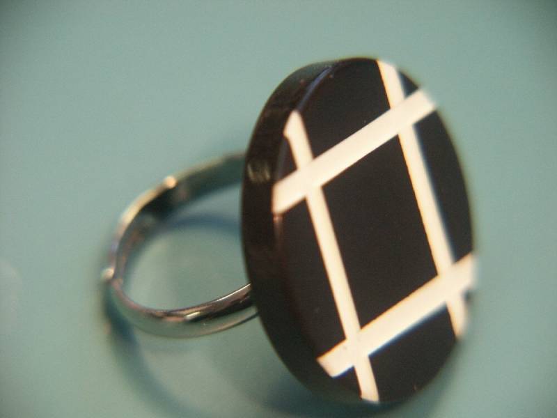 Verstellbarer Ring Mit Echter Geprüft Überfärbter 1950Er Jahre Bakelit Kunststoffperle von NORDICARTRETRO