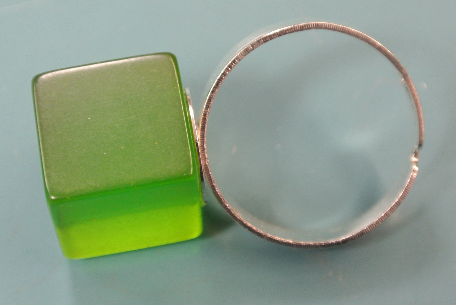 Verstellbarer Ring Mit Echten Getestet Vintage 1950Er Jahre Würfelgeformt Transluzente Grüne Bakelit Kunststoff Perle von NORDICARTRETRO