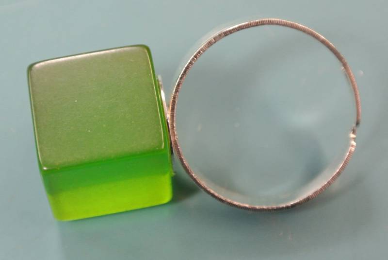 Verstellbarer Ring Mit Echten Getestet Vintage 1950Er Jahre Würfelgeformt Transluzente Grüne Bakelit Kunststoff Perle von NORDICARTRETRO