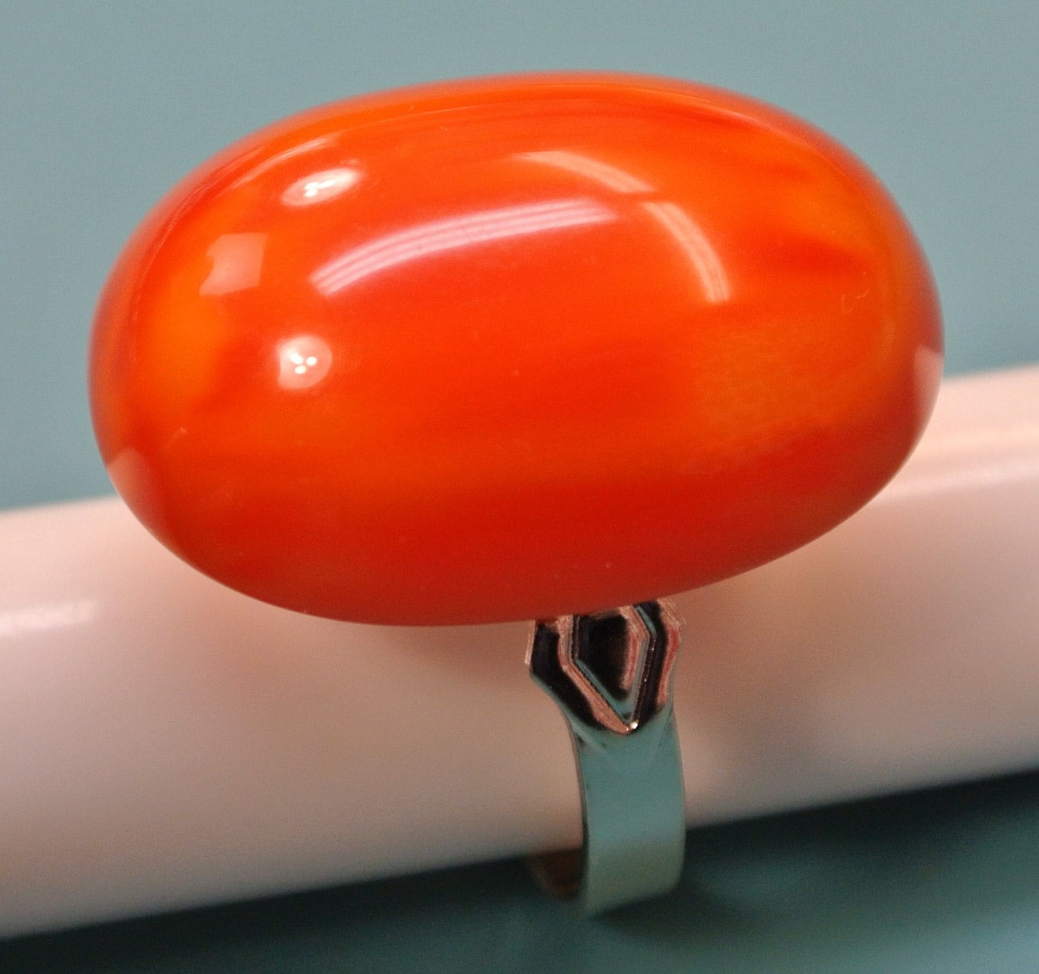 Vintage 1950S Bakelit Ring Mit Verstellbarem Silberfarbenem Band von NORDICARTRETRO