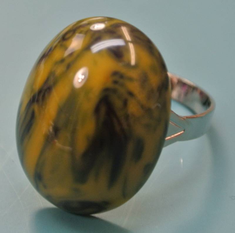 Vintage 1950S Bakelit Ring Verstellbare Silberfarbe, Grün & Gelb von NORDICARTRETRO