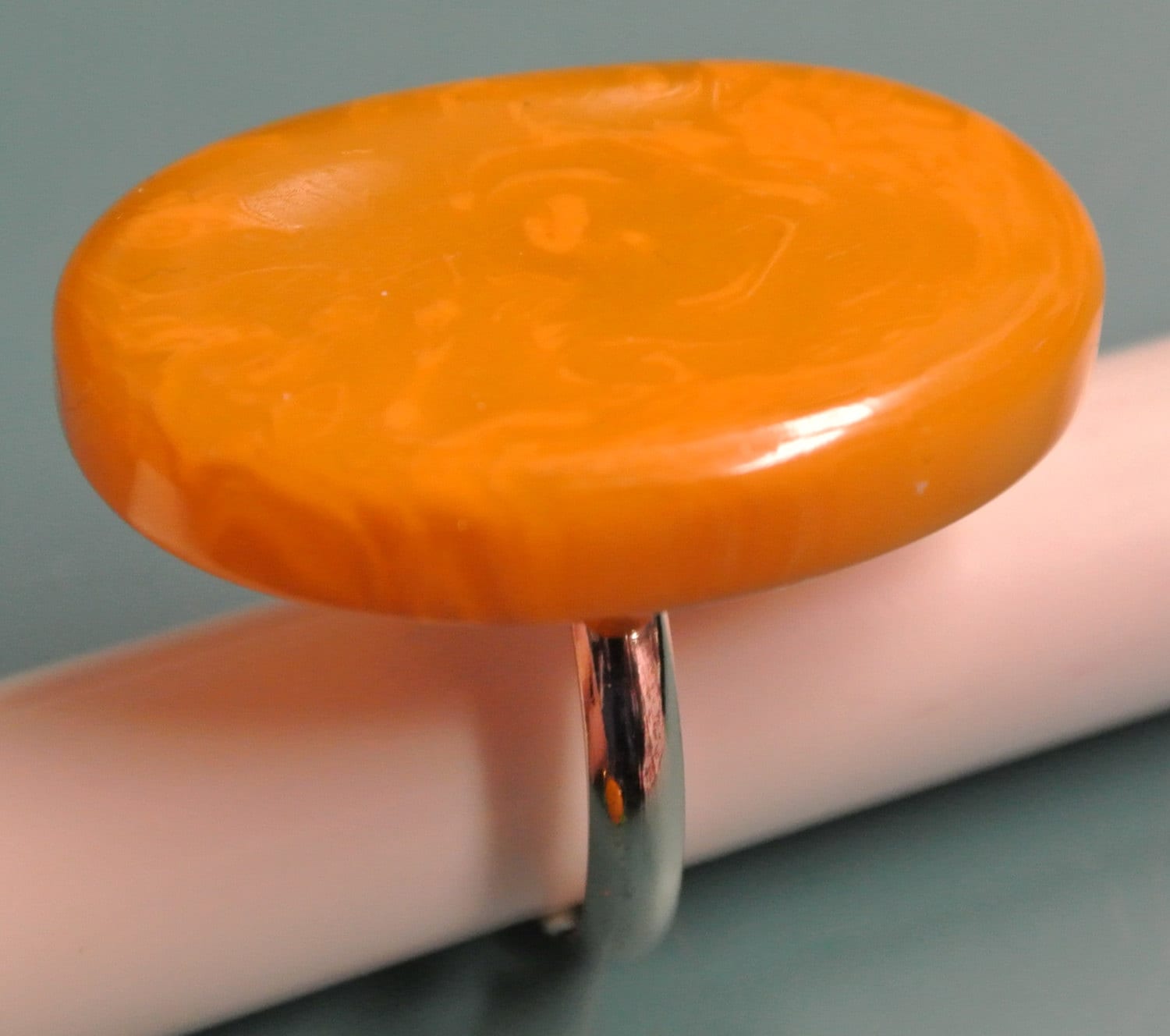 Vintage 1950S Bakelit Ring Verstellbare Silberfarbene Butterscotch Perle von NORDICARTRETRO