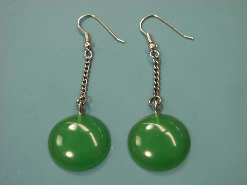 Vintage 1940Er Jahre Bakelit Ohrringe Grasgrüne Cabochons von NORDICARTRETRO