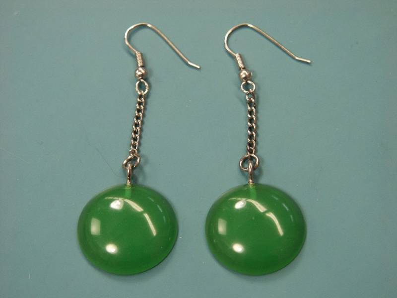 Vintage 1940Er Jahre Bakelit Ohrringe Grasgrüne Cabochons von NORDICARTRETRO