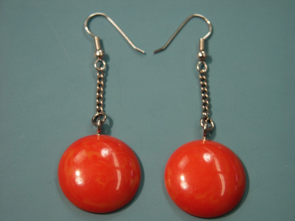 Vintage 1940S Rote Bakelit Ohrringe Silberne Ketten-Ohrringe von NORDICARTRETRO
