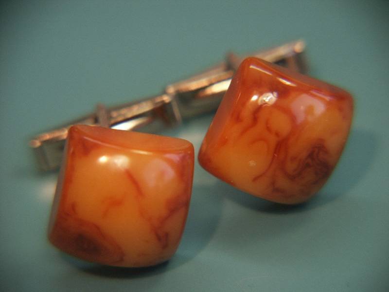 Vintage 1950S Bakelit Manschettenknöpfe Rostbraune Swirl Quadrat Perlen von NORDICARTRETRO