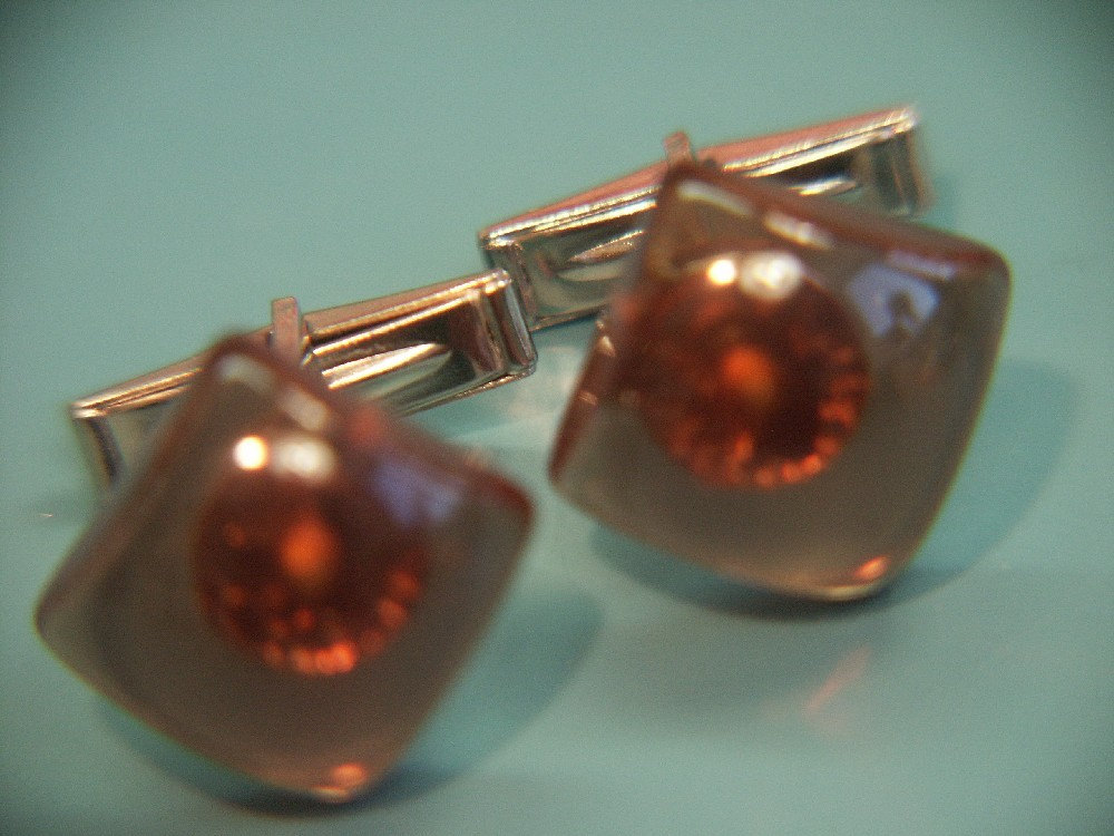 Vintage 1950S Manschettenknöpfe Braun Durchscheinende Kunststoff-Perlen, Silberfarbenes Metall von NORDICARTRETRO