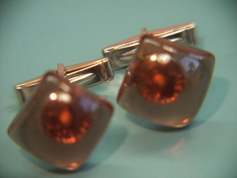 Vintage 1950S Manschettenknöpfe Braun Durchscheinende Kunststoff-Perlen, Silberfarbenes Metall von NORDICARTRETRO