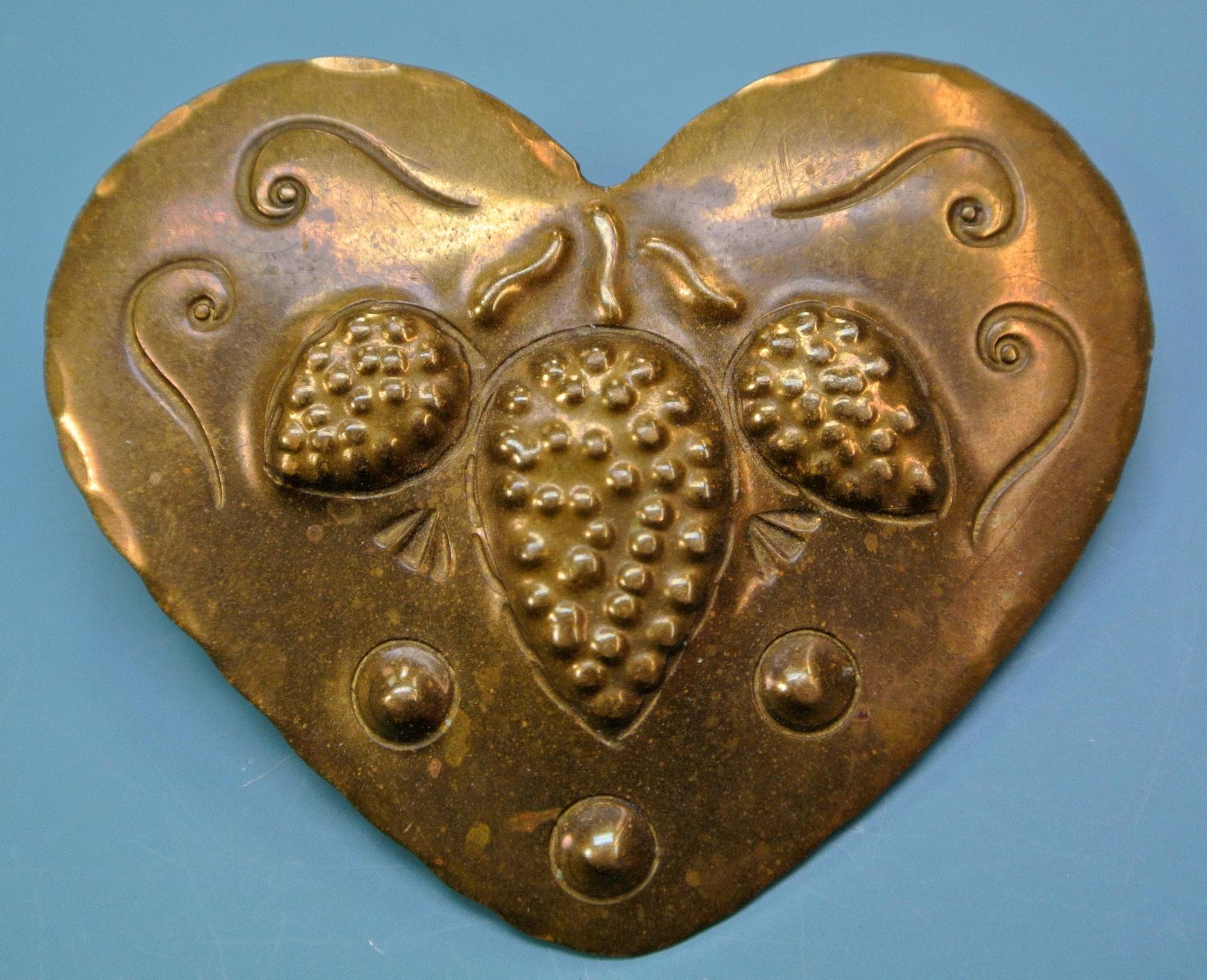 Alte/Antike Swedish Frühen 1900Er Jahren Handgemachte Messing Herzgeformte Brosche Mit Kegel Motiv von NORDICARTVINTAGE