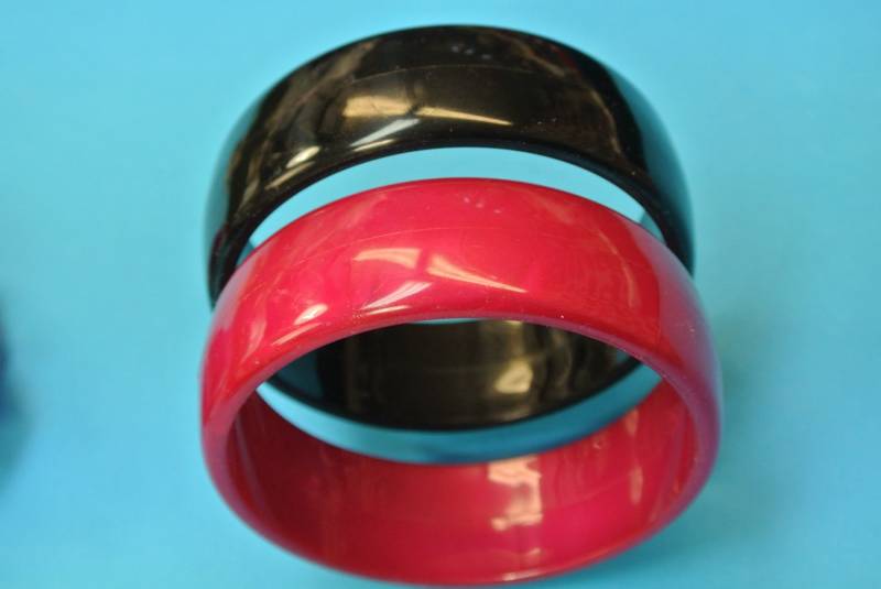 Lot Von 2 Vintage 1980S Unbenutzten Starken Cerise Rosa Und Schwarzen Kunststoff Armreife von NORDICARTVINTAGE